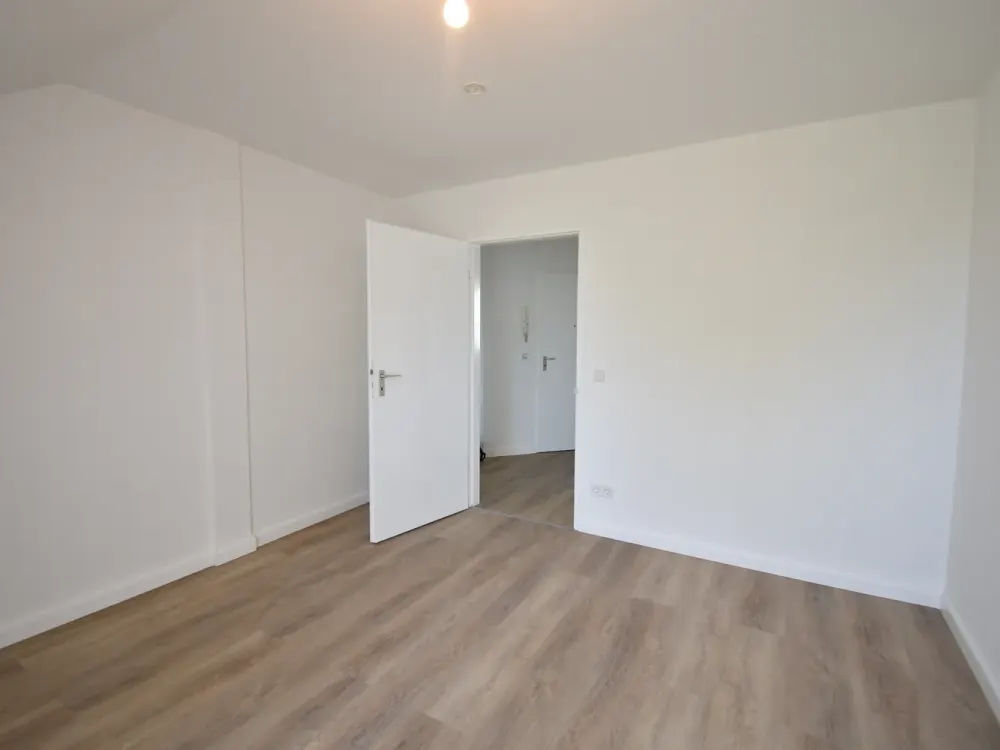 WBS erforderlich! Renovierte 3-Zimmer-Altbau-Whg mit Balkon