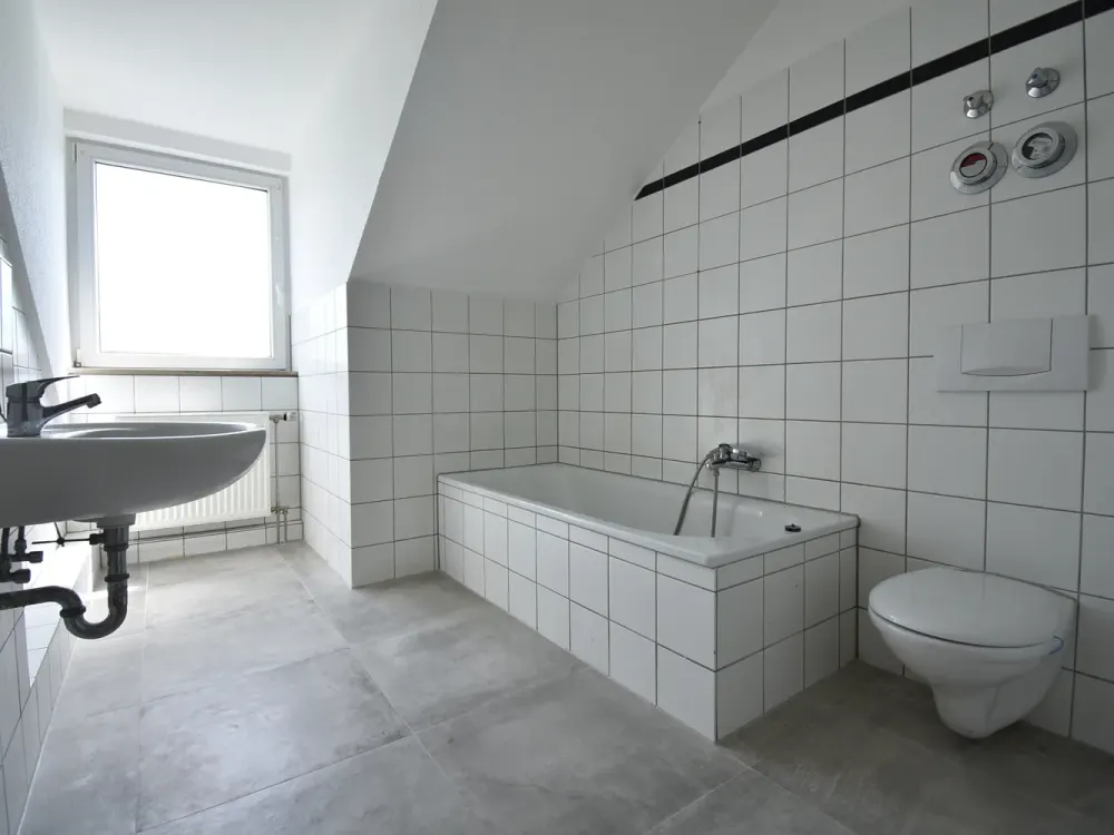 WBS erforderlich! Renovierte 3-Zimmer-Altbau-Whg mit Balkon