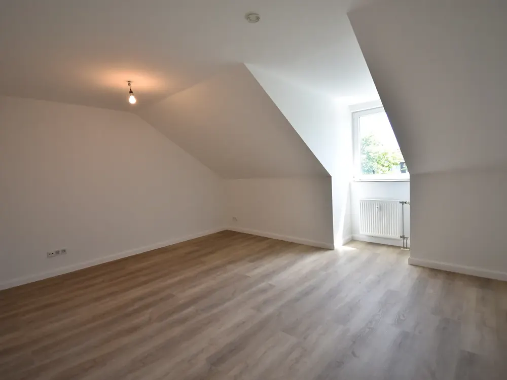 WBS erforderlich! Renovierte 3-Zimmer-Altbau-Whg mit Balkon