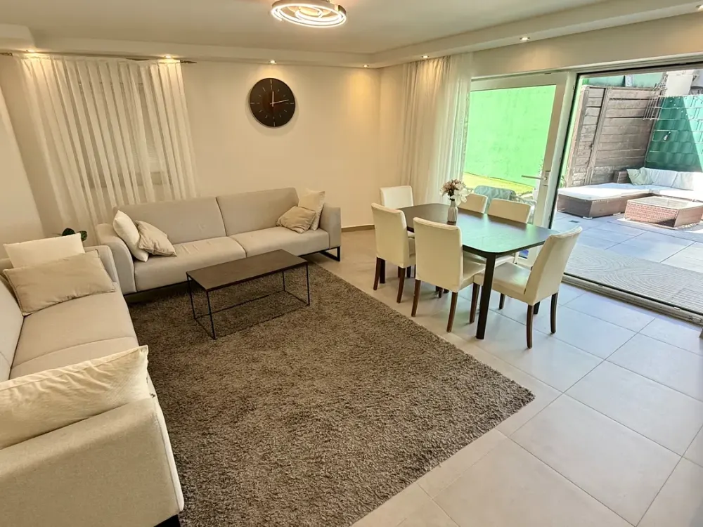 Umfassend modernisierte 4-Zimmer-Gartenwohnung mit Terrasse und Carport in Köln-Vogelsang