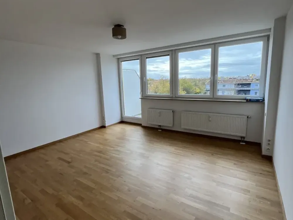 * Trudering * Wohnküche mit EBK * Schlafzimmer * Bad mit Wanne * großer Balkon * Parkett *
