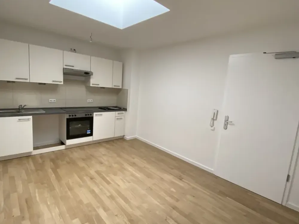 * Trudering * Wohnküche mit EBK * Schlafzimmer * Bad mit Wanne * großer Balkon * Parkett *
