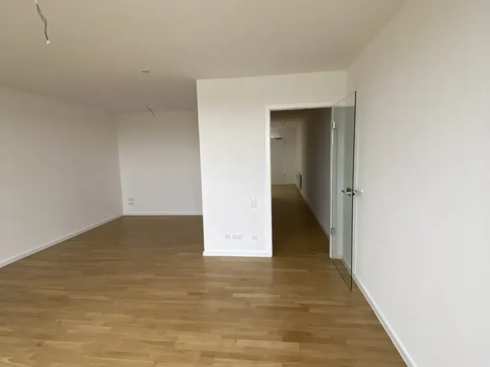 * Trudering * Wohnküche mit EBK * Schlafzimmer * Bad mit Wanne * großer Balkon * Parkett *