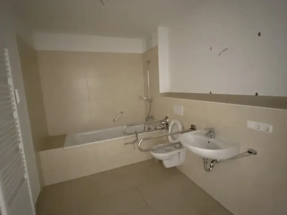 * Trudering * Wohnküche mit EBK * Schlafzimmer * Bad mit Wanne * großer Balkon * Parkett *