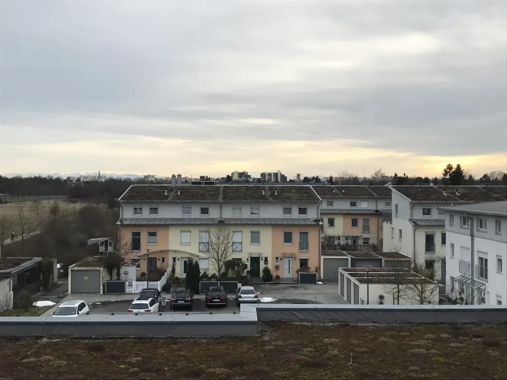 * Trudering * Wohnküche mit EBK * Schlafzimmer * Bad mit Wanne * großer Balkon * Parkett *