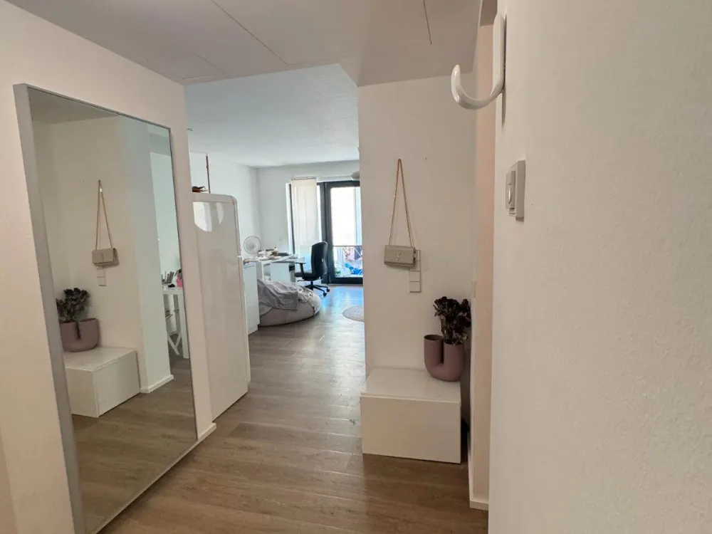 Hochwertig möblierte 2-Zi Wohnung + Balkon zentral. Für 1 Jahr
