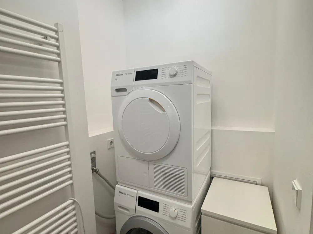 Hochwertig möblierte 2-Zi Wohnung + Balkon zentral. Für 1 Jahr