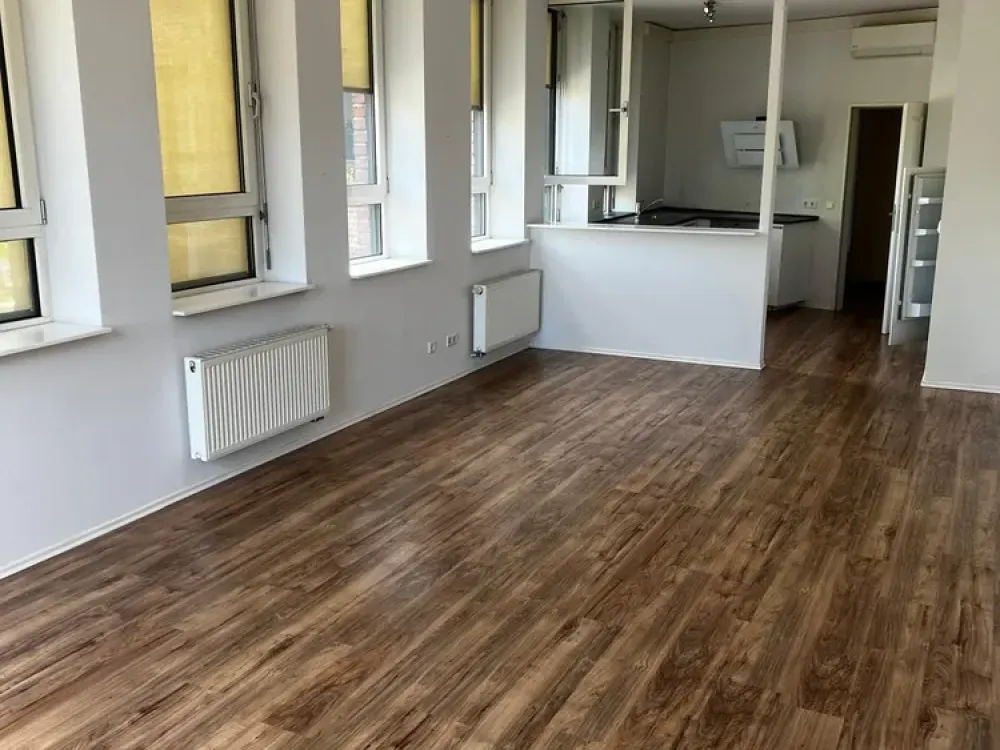 Lichtdurchflutete 2 Zimmerwohnung mit Einbauküche und Klimaanlage