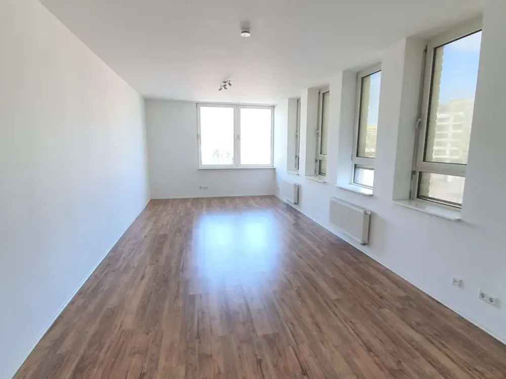 Lichtdurchflutete 2 Zimmerwohnung mit Einbauküche und Klimaanlage
