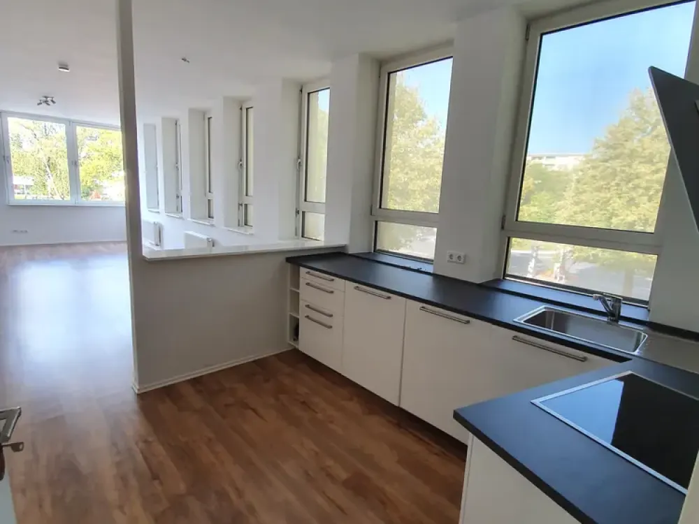 Lichtdurchflutete 2 Zimmerwohnung mit Einbauküche und Klimaanlage