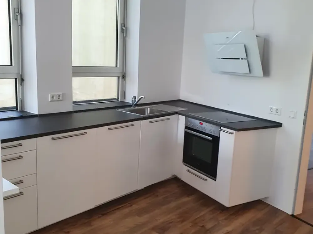 Lichtdurchflutete 2 Zimmerwohnung mit Einbauküche und Klimaanlage