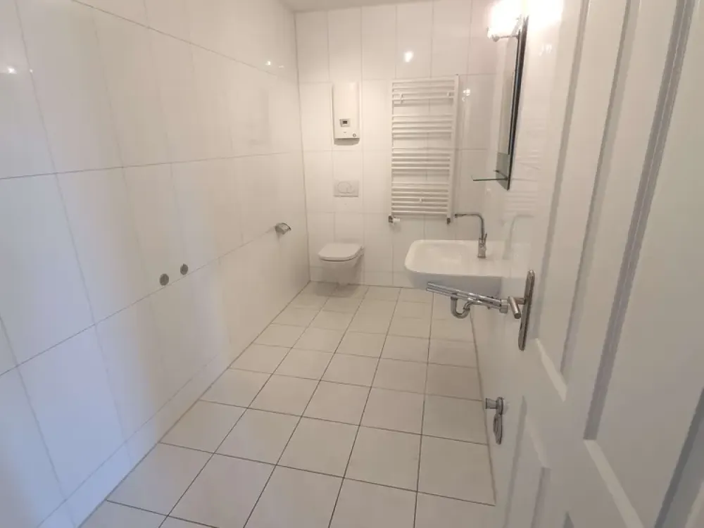 Lichtdurchflutete 2 Zimmerwohnung mit Einbauküche und Klimaanlage
