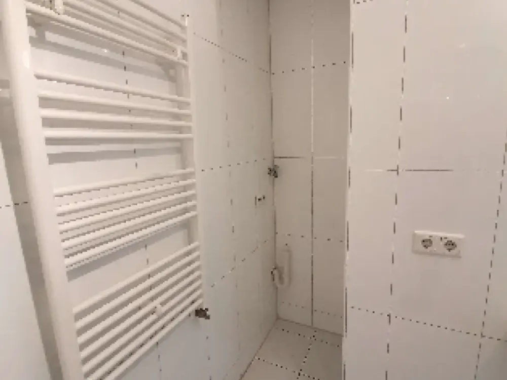 Lichtdurchflutete 2 Zimmerwohnung mit Einbauküche und Klimaanlage