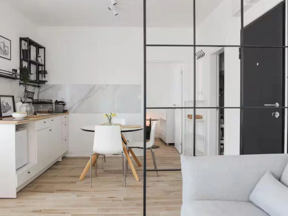 1-Zimmer-Wohnung in Hamburg, frisch renoviert & komplett möblier