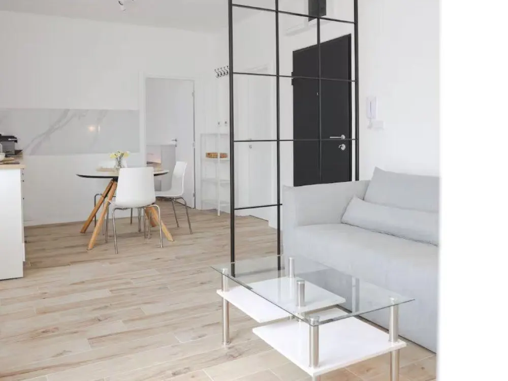 1-Zimmer-Wohnung in Hamburg, frisch renoviert & komplett möblier