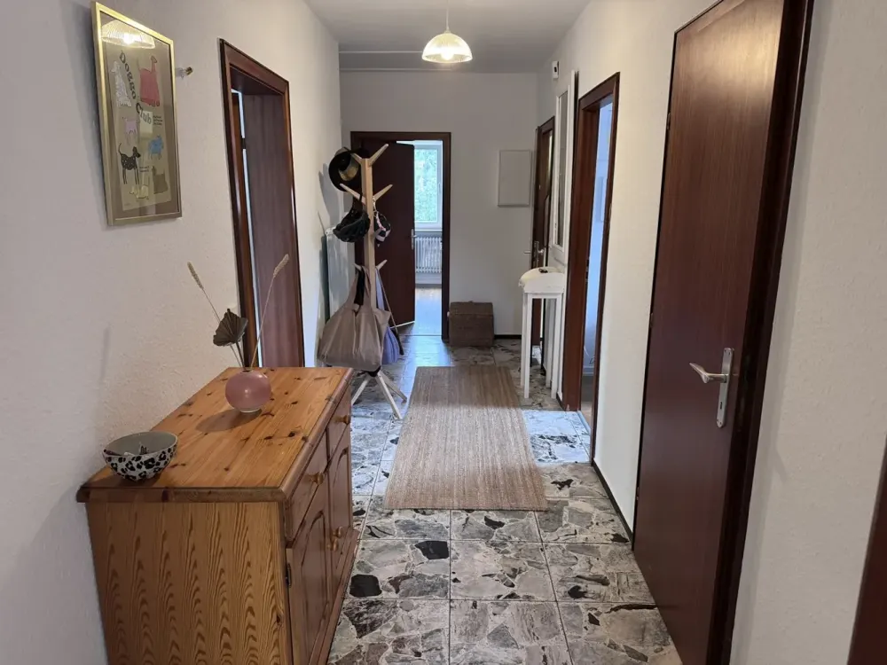 renovierte 3,5 Zimmer-ALTBAU-Wohnung mit Balkon und Garage in bester Wohnlage