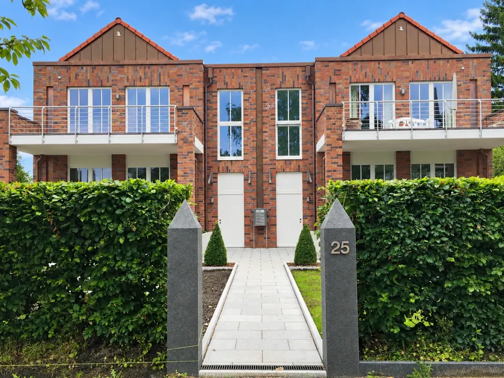 Exclusive Apartment with Park-Like Garden in Wellingsbüttel