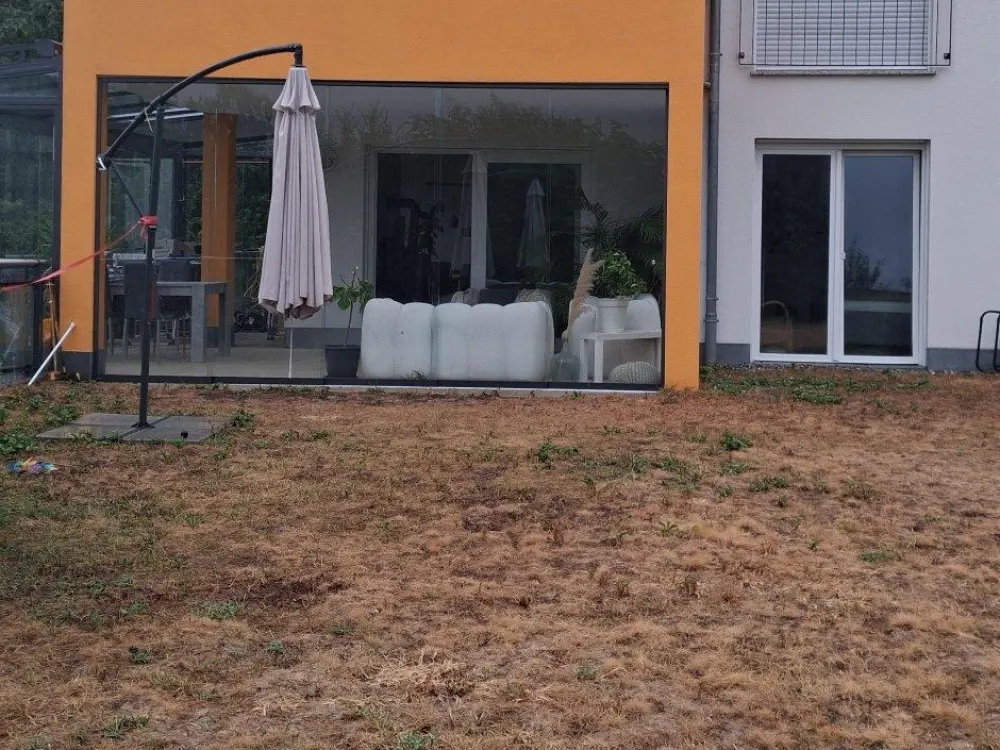 Spacious 3.5-Room Ground Floor Apartment with Double Garage in Tettnang