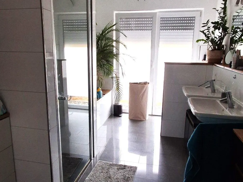 Spacious 3.5-Room Ground Floor Apartment with Double Garage in Tettnang