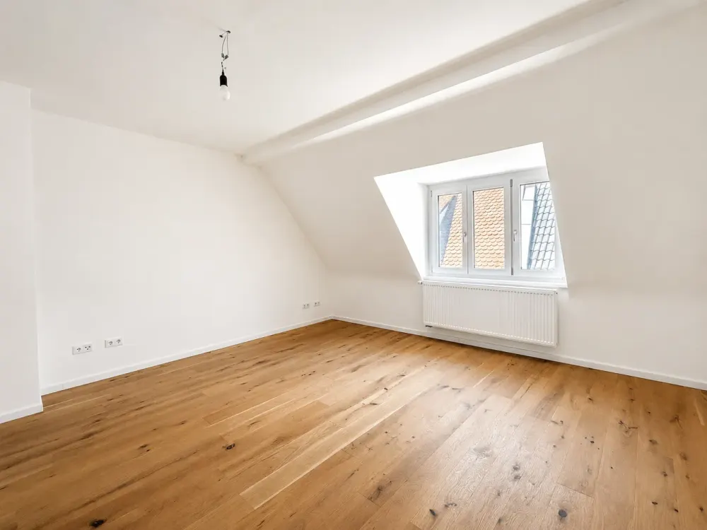 Modernes Wohnen im Dachgeschoss, sanierte 2-Zimmer-Wohnung in zentraler Lage