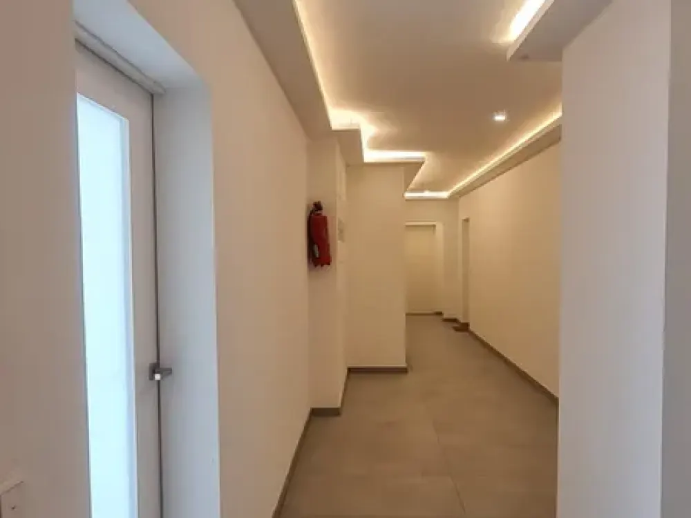 Lichtdurchflutete, zentral gelegene Wohnung m. Blick auf Park und Frankfurter Skyline