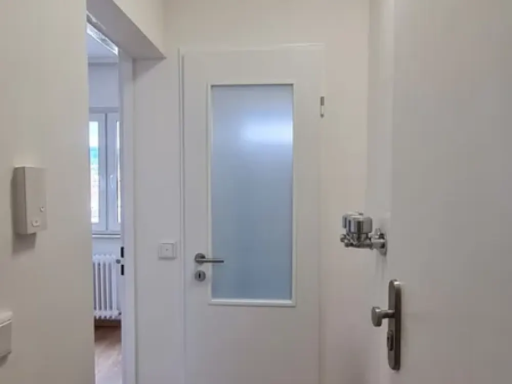 Lichtdurchflutete, zentral gelegene Wohnung m. Blick auf Park und Frankfurter Skyline
