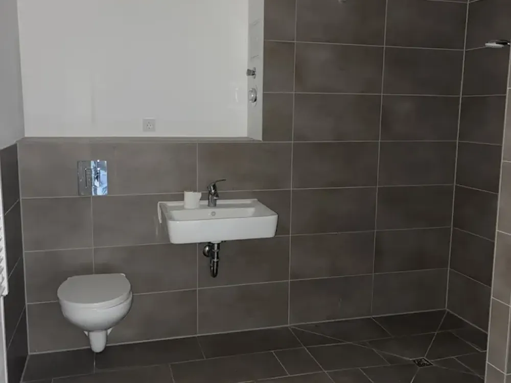 Helle 2-Zimmer-Wohnung mit Balkon, barrierefreie Objektgestaltung, provisionsfrei