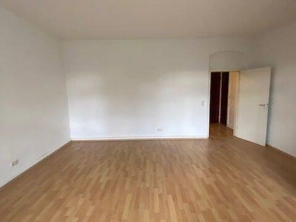 Sehr schöne 2-Zi-Whg. in ruhiger Seitenstraße mit Laminatboden, Bad mit Fenster und Wanne