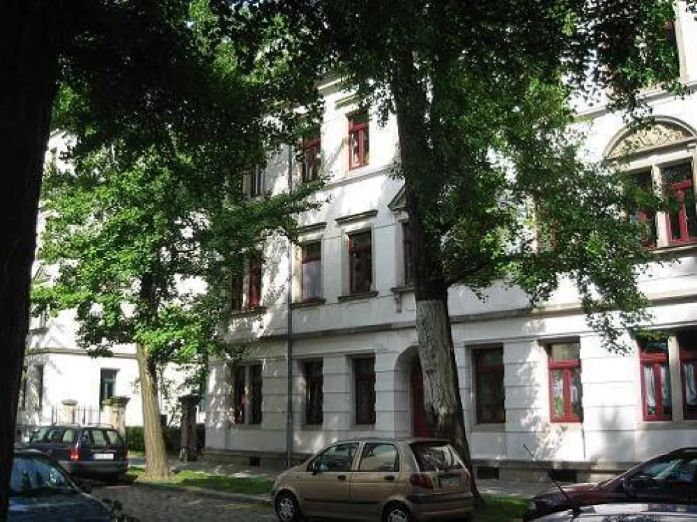 Sehr schöne 2-Zi-Whg. in ruhiger Seitenstraße mit Laminatboden, Bad mit Fenster und Wanne
