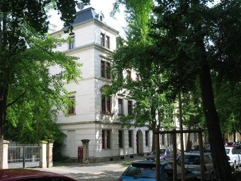 Sehr schöne 2-Zi-Whg. in ruhiger Seitenstraße mit Laminatboden, Bad mit Fenster und Wanne