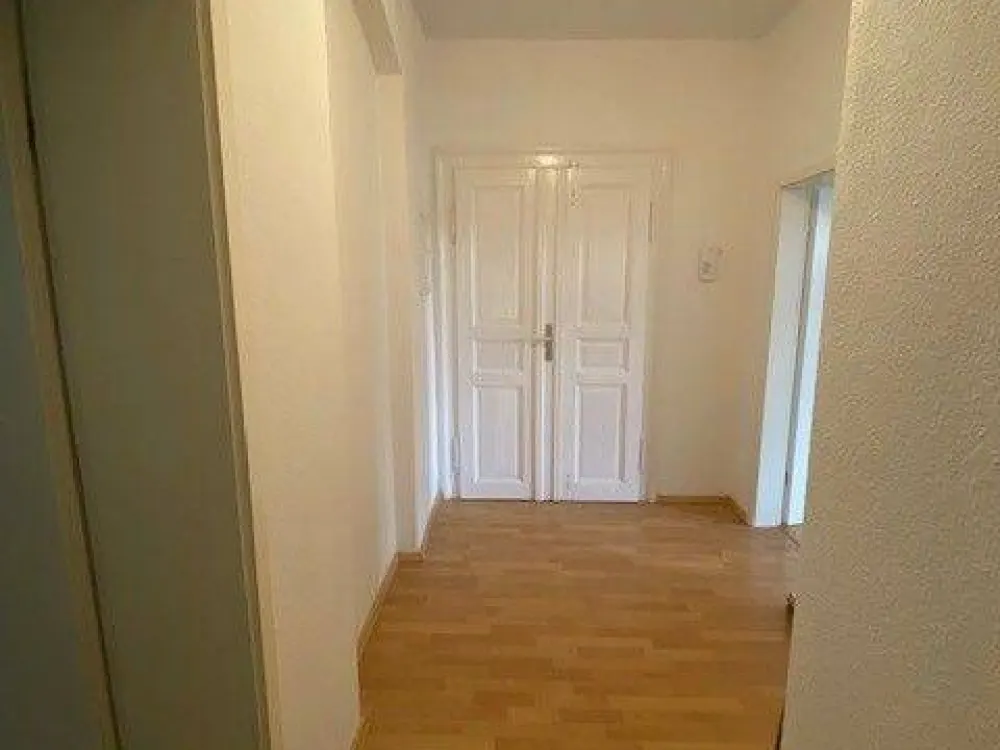 Sehr schöne 2-Zi-Whg. in ruhiger Seitenstraße mit Laminatboden, Bad mit Fenster und Wanne