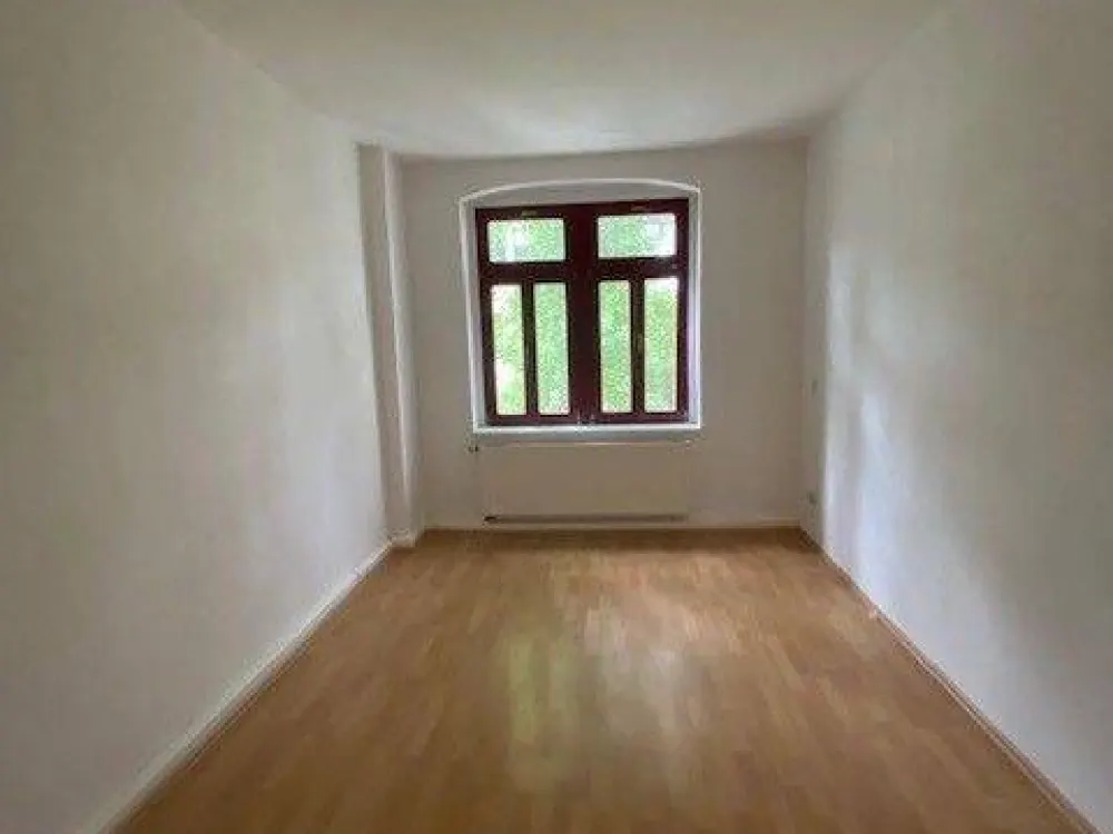 Sehr schöne 2-Zi-Whg. in ruhiger Seitenstraße mit Laminatboden, Bad mit Fenster und Wanne