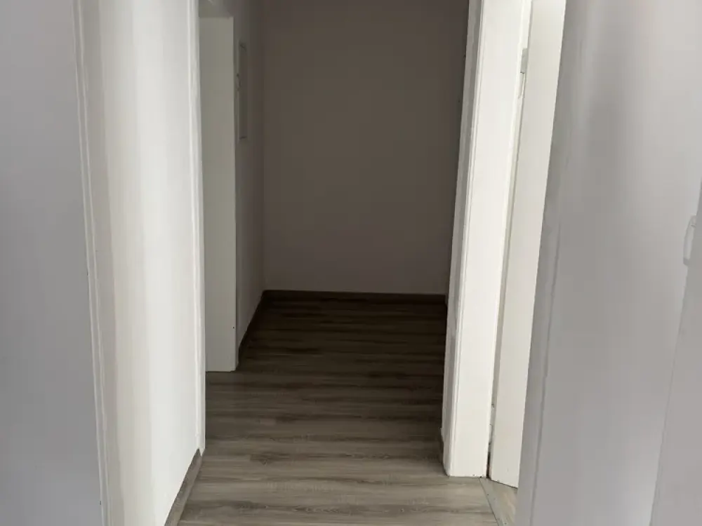 3-Room Old Building Apartment with Small Balcony in Nürnberg