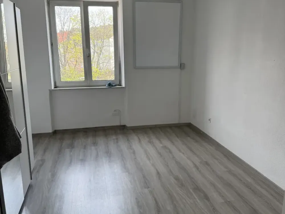 3-Room Old Building Apartment with Small Balcony in Nürnberg