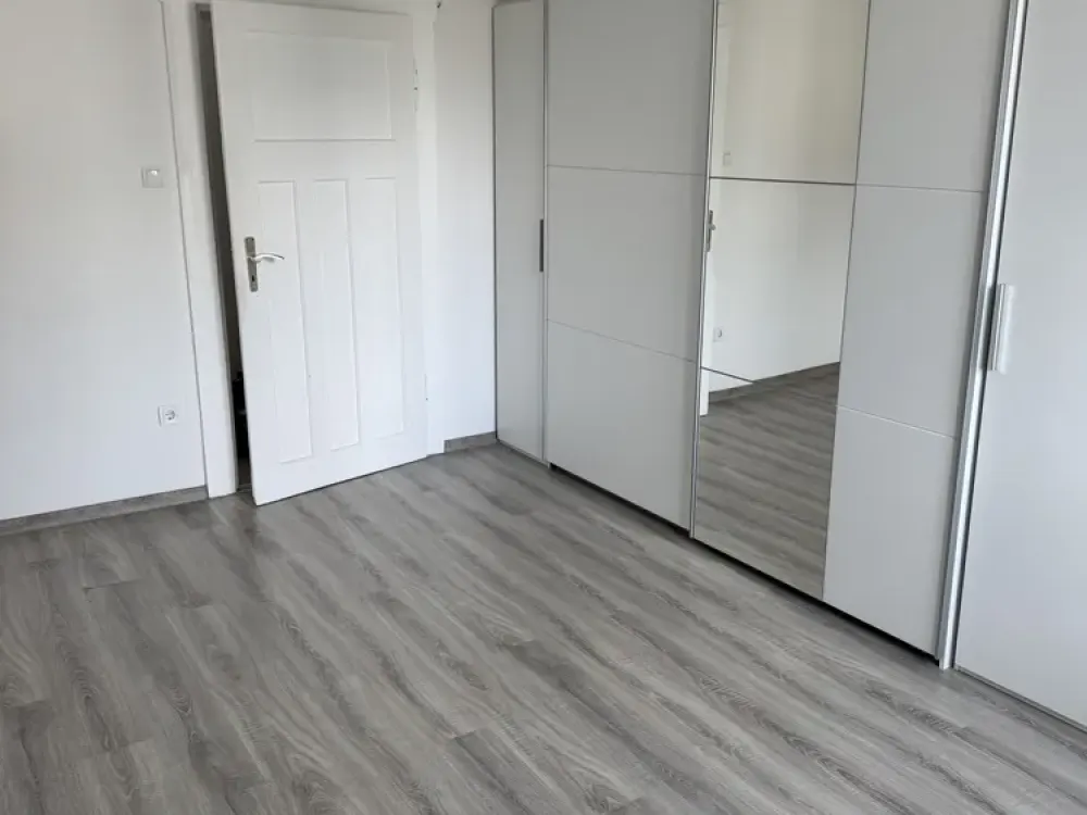 3-Room Old Building Apartment with Small Balcony in Nürnberg