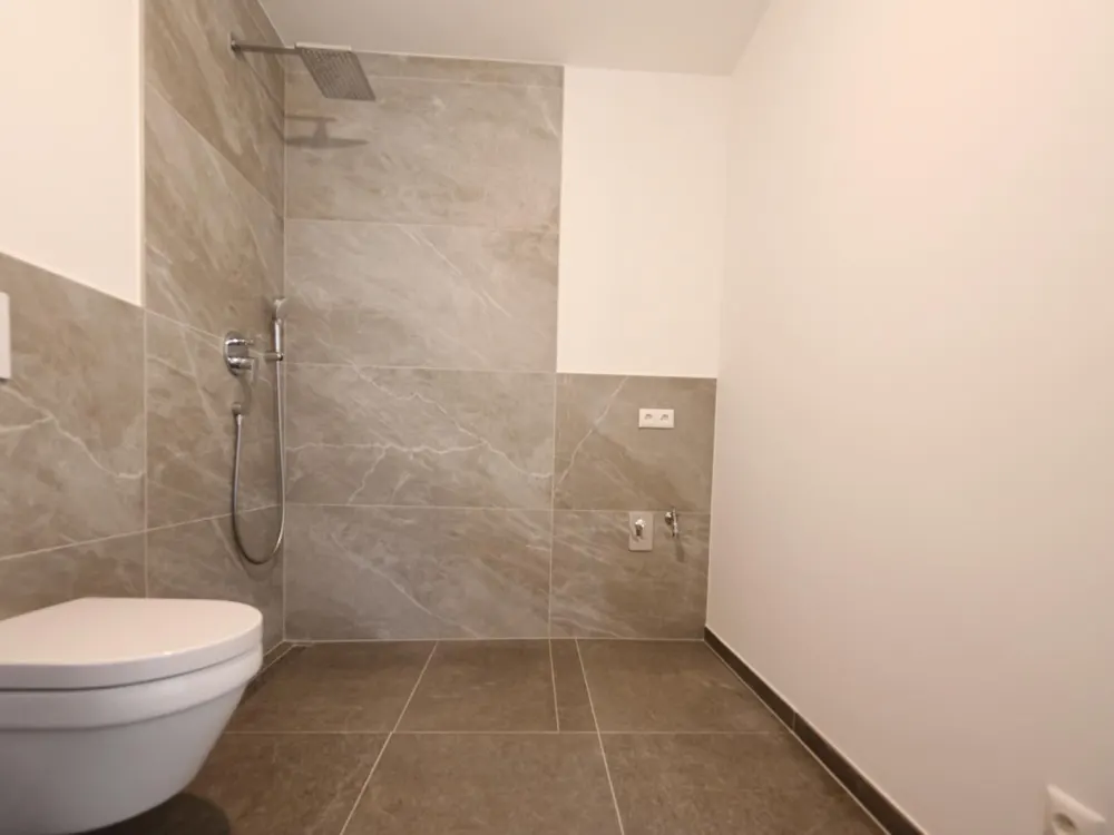 Neubau - Erstbezug geräumige 5 ZKB Balkon + Abstellraum