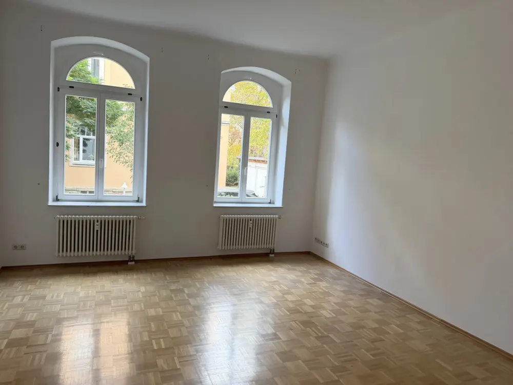 3-Room Art Nouveau Apartment near Großer Garten, 85 m², New Bathroom