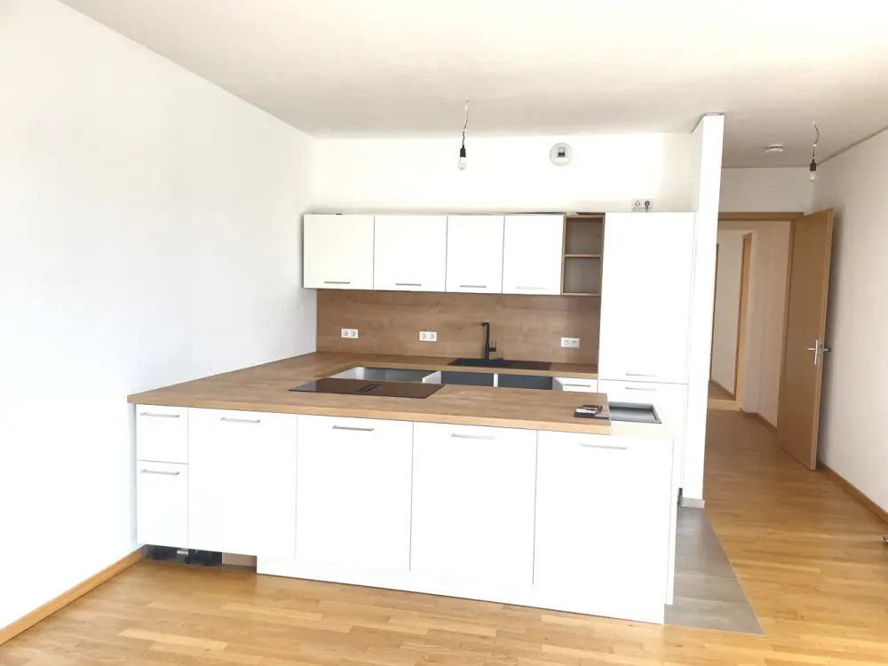 Lichtdurchflutete und großzügige Wohnung mit Balkon