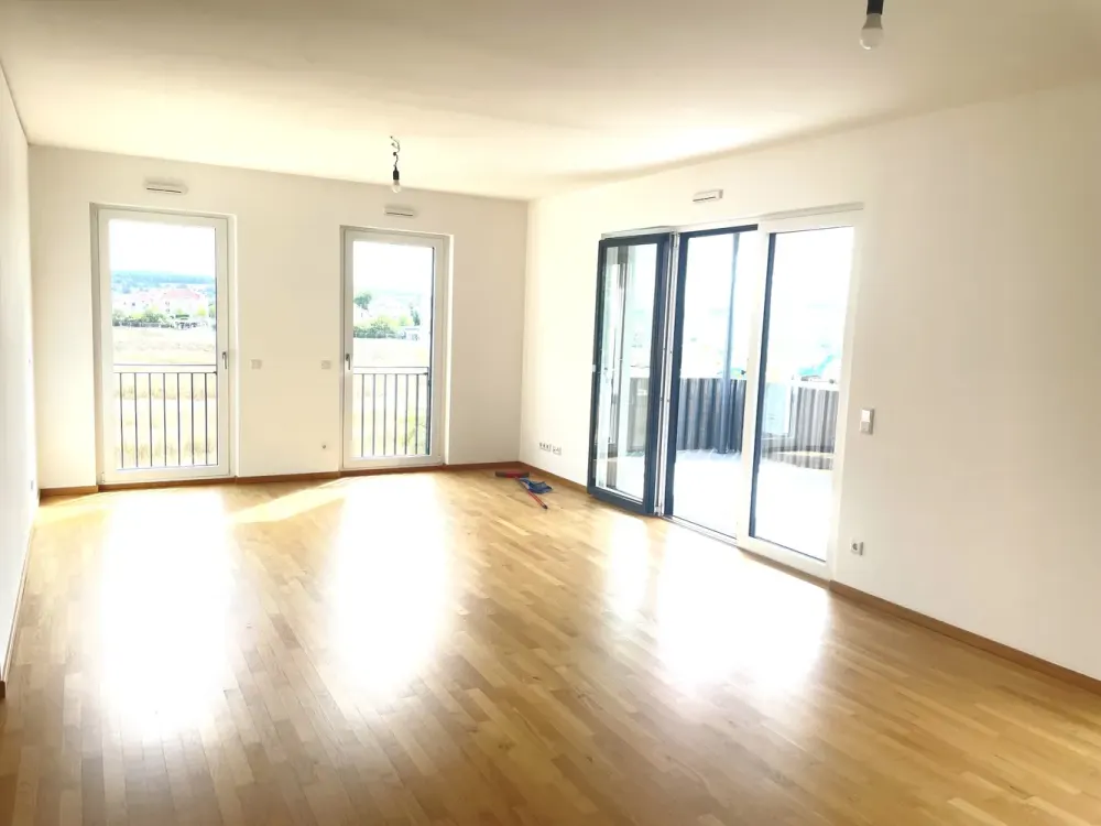 Lichtdurchflutete und großzügige Wohnung mit Balkon