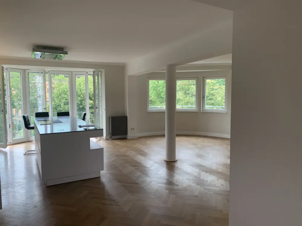 Moderne Wohnung mit Küche im historischen Haus