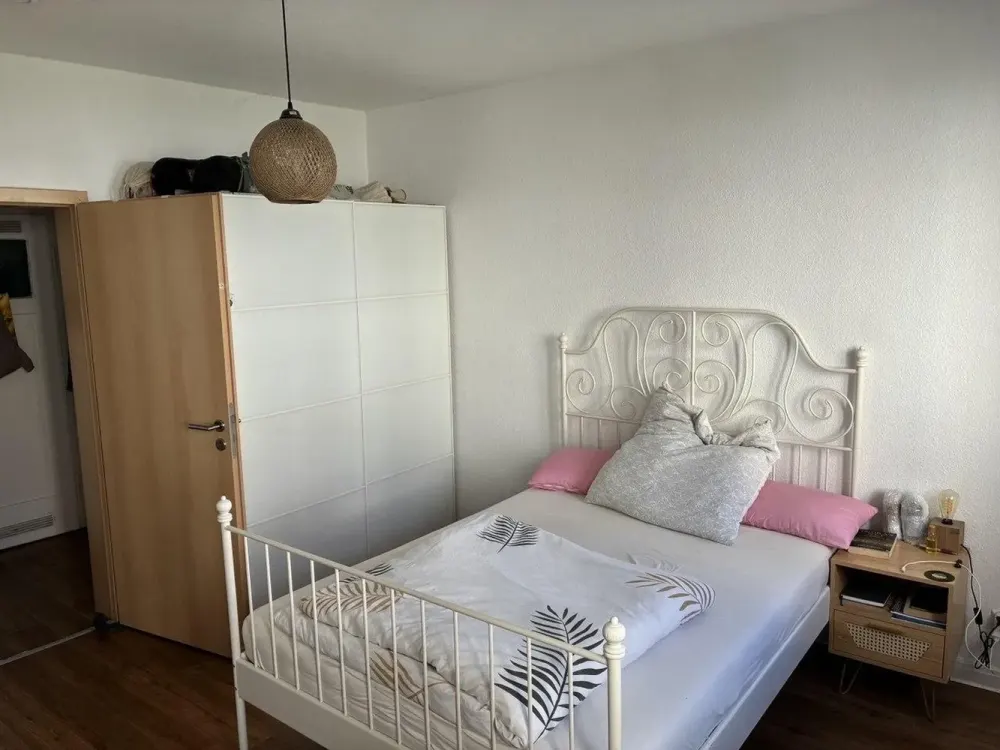 Helle, voll möblierte 2.5 -Zimmer-Wohnung mit Loggia in Stuttgart-Nord - befristete Untervermietung