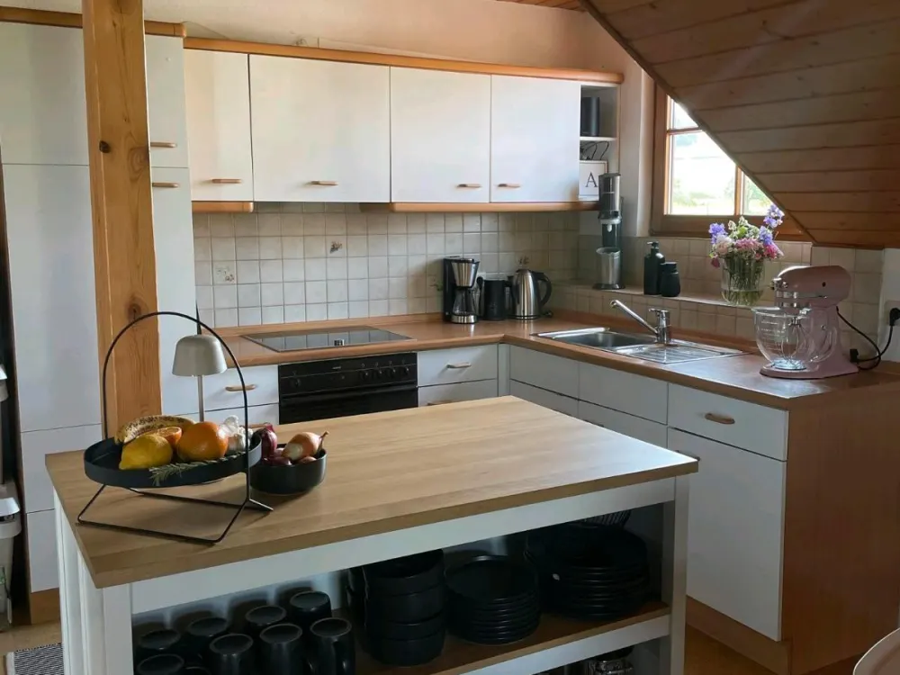 Helle 2,5 Zimmer DG - Wohnung, 60 qm, EBK, großer Balkon