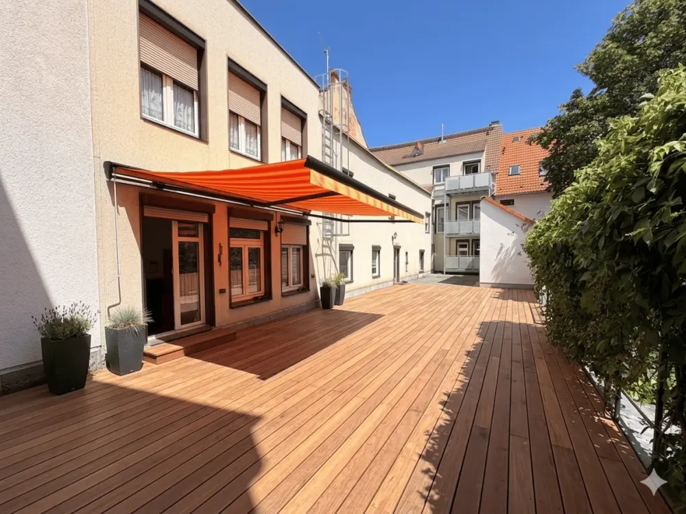 Einzigartiges Wohnen im Hinterhaus, Charmante Maisonette-Wohnung mit spektakulärer 50 qm Sonnenterrasse in der Erfurter Altstadt