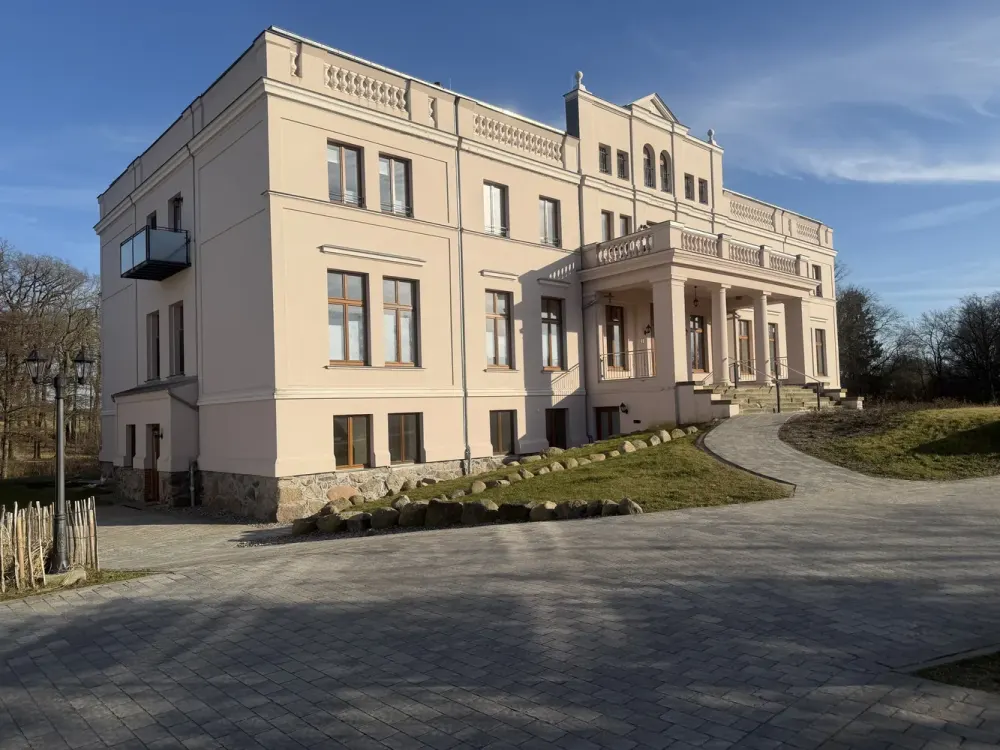 NEU wunderschöne 4-Raum Wohnung mit traumhaften Blick ins Grüne im Gutshaus Niekrenz NEU