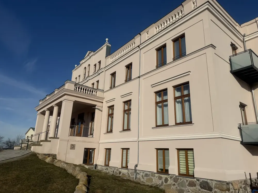 NEU wunderschöne 4-Raum Wohnung mit traumhaften Blick ins Grüne im Gutshaus Niekrenz NEU