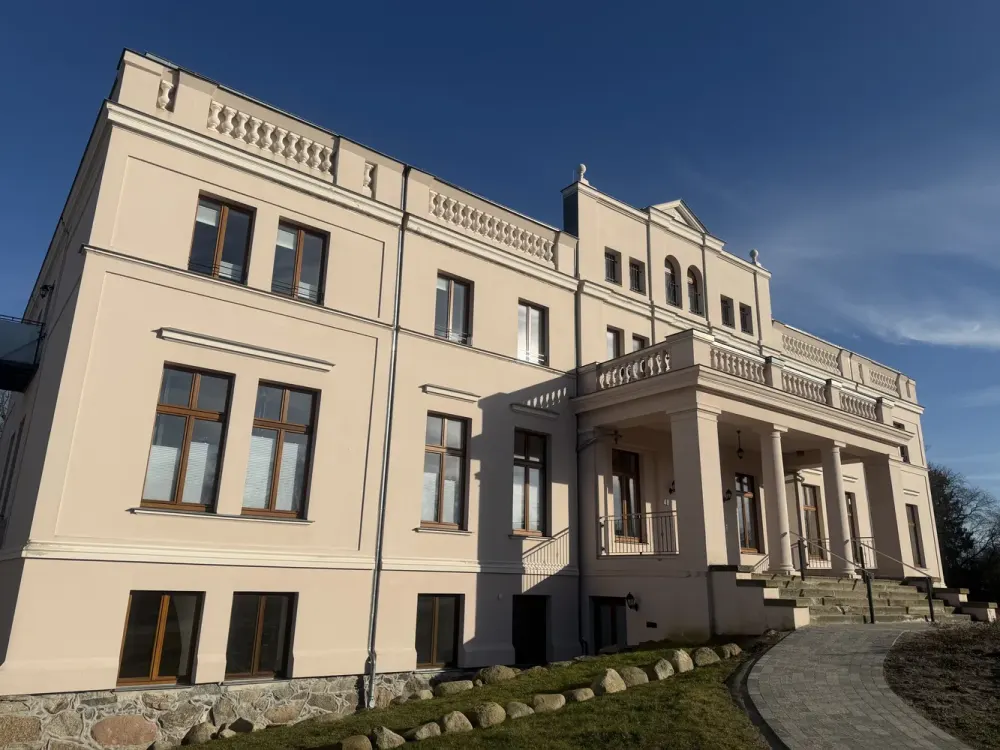 NEU wunderschöne 4-Raum Wohnung mit traumhaften Blick ins Grüne im Gutshaus Niekrenz NEU