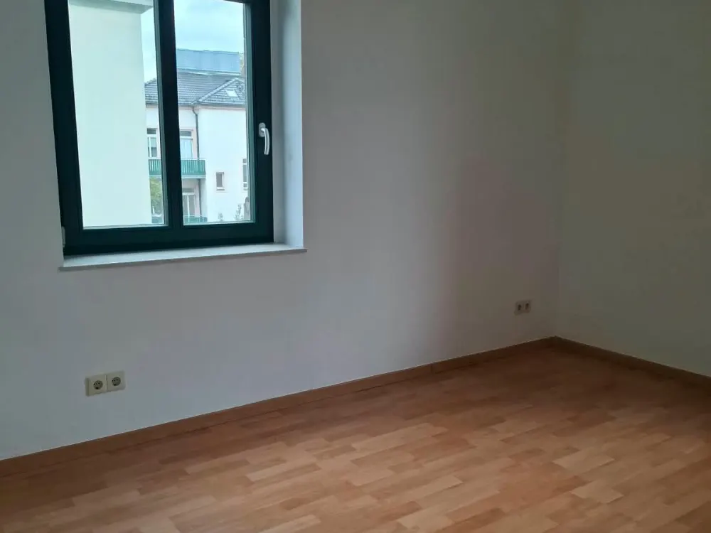 Cotta: 3-Zimmer-Wohnung mit Tageslichtbad und Laminatboden