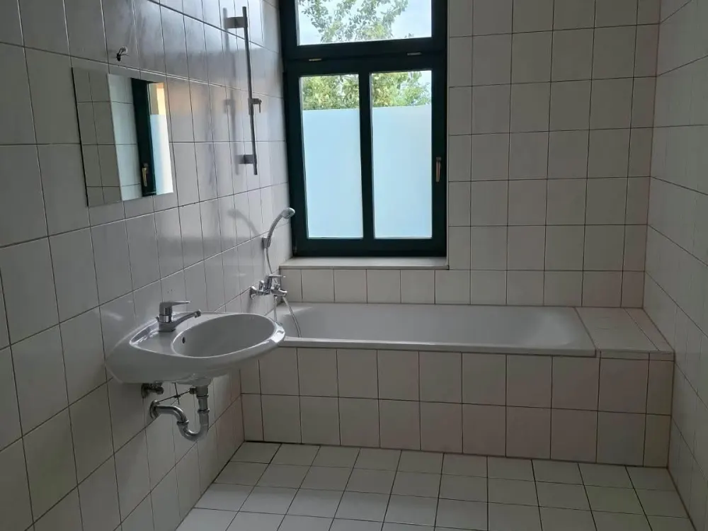 Cotta: 3-Zimmer-Wohnung mit Tageslichtbad und Laminatboden