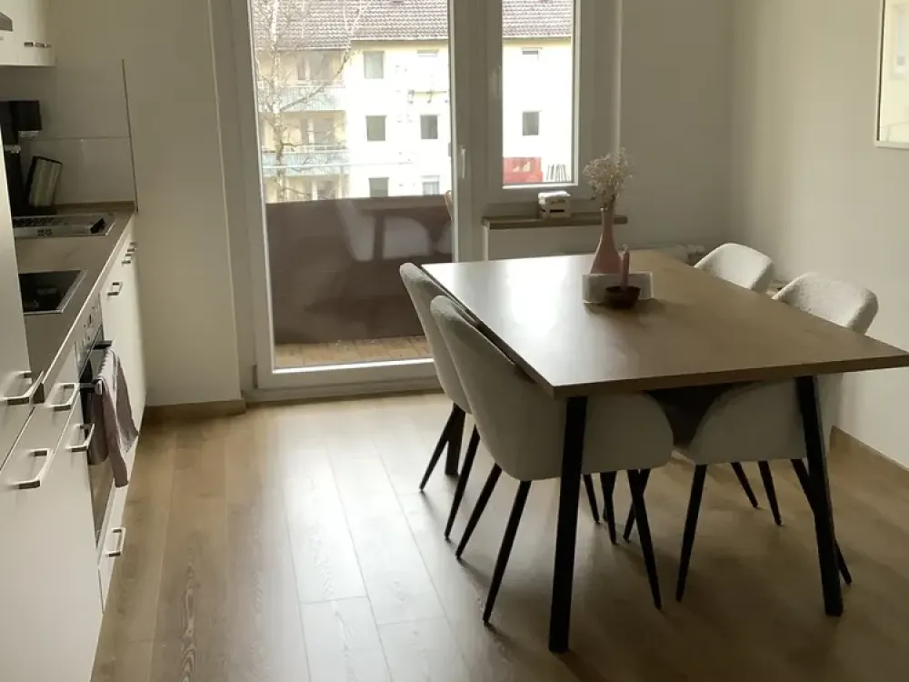 Topp renovierte gut geschnittene 2 Zi. Whg. mit Wohnküche und Balkon