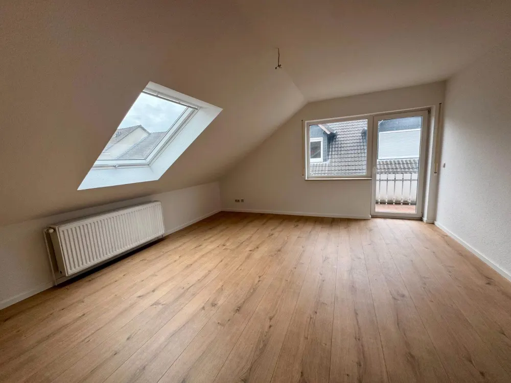 Bright Top Floor Apartment with Balcony - 3 Rooms